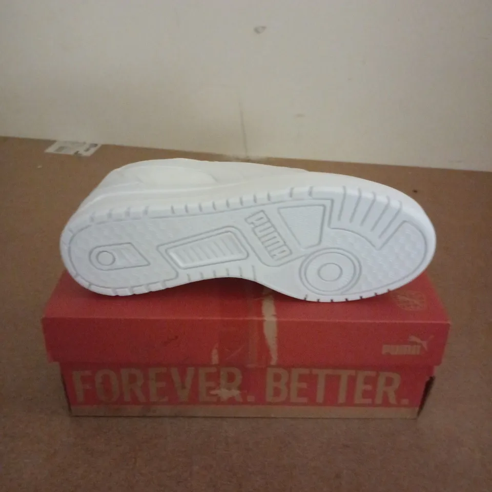 BOXED PAIR OF PUMA SHUFFLE DOWNTOWN TRAINERS IN WHITE - UK 4