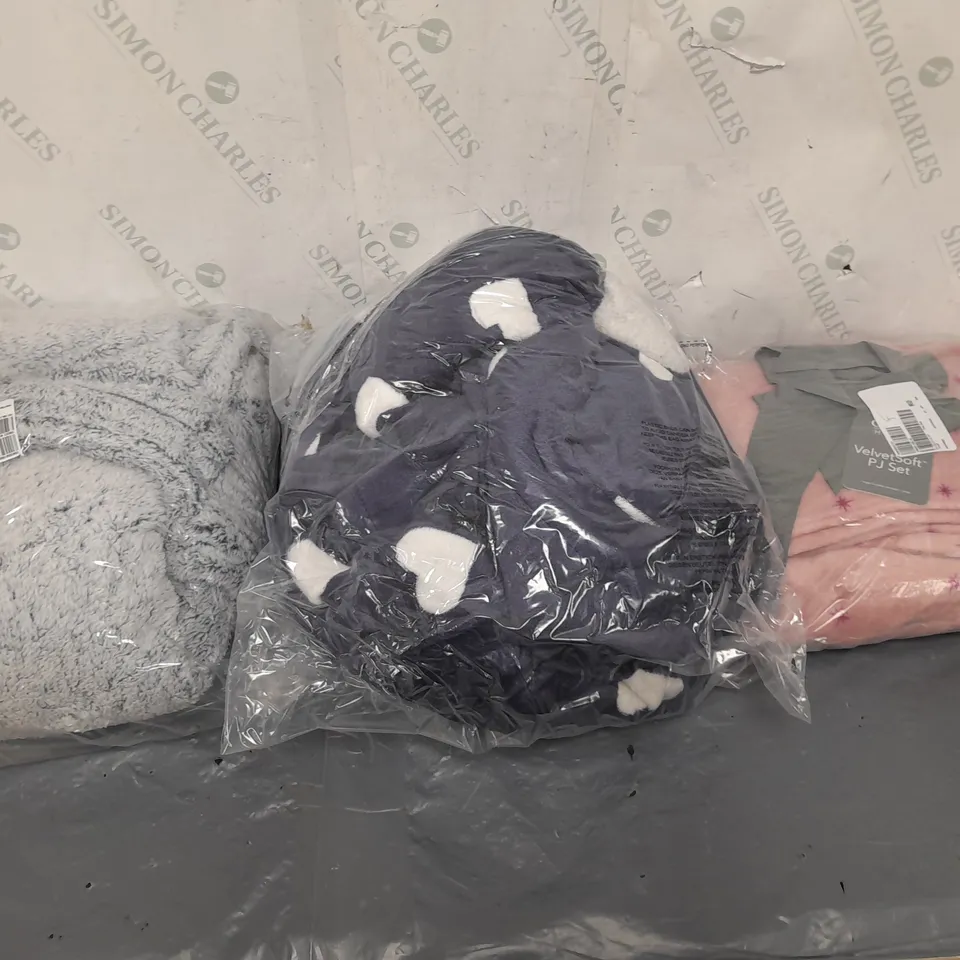 BOX OF APPROXIMATELY 8 ASSORTED BAGGED PIECES OF CLOTHING IN VARIOUS STYLES, SIZES, AND BRANDS 