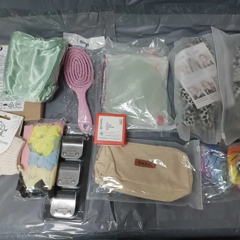 LOT OF APPROXIMATELY 15 ASSORTED BEAUTY ACCESSORIES TO INCLUDE BOBBLES, BAGS, GLOVES AND HAIR CLIPPERS