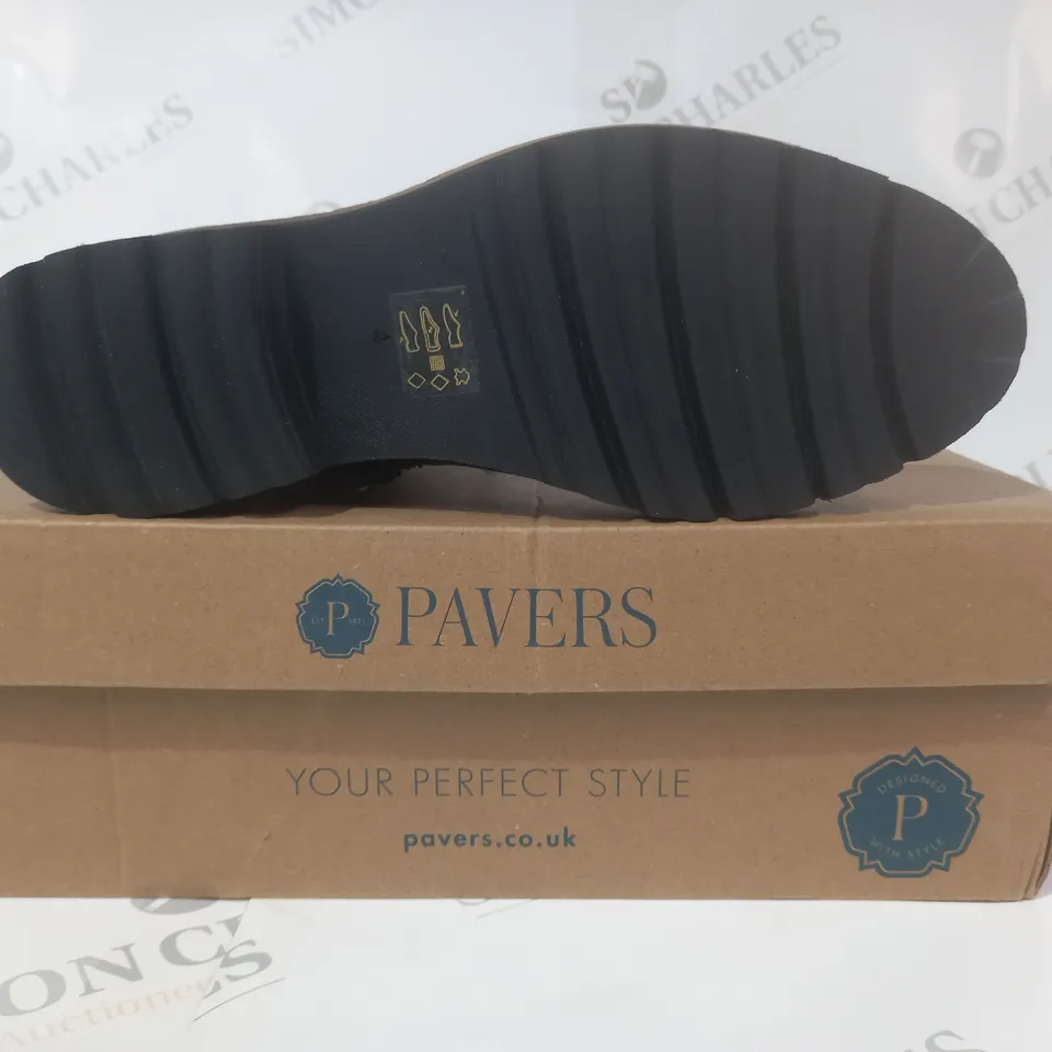 BOXED PAIR OF PAVERS ANKLE BOOTS IN BLACK SIZE 4