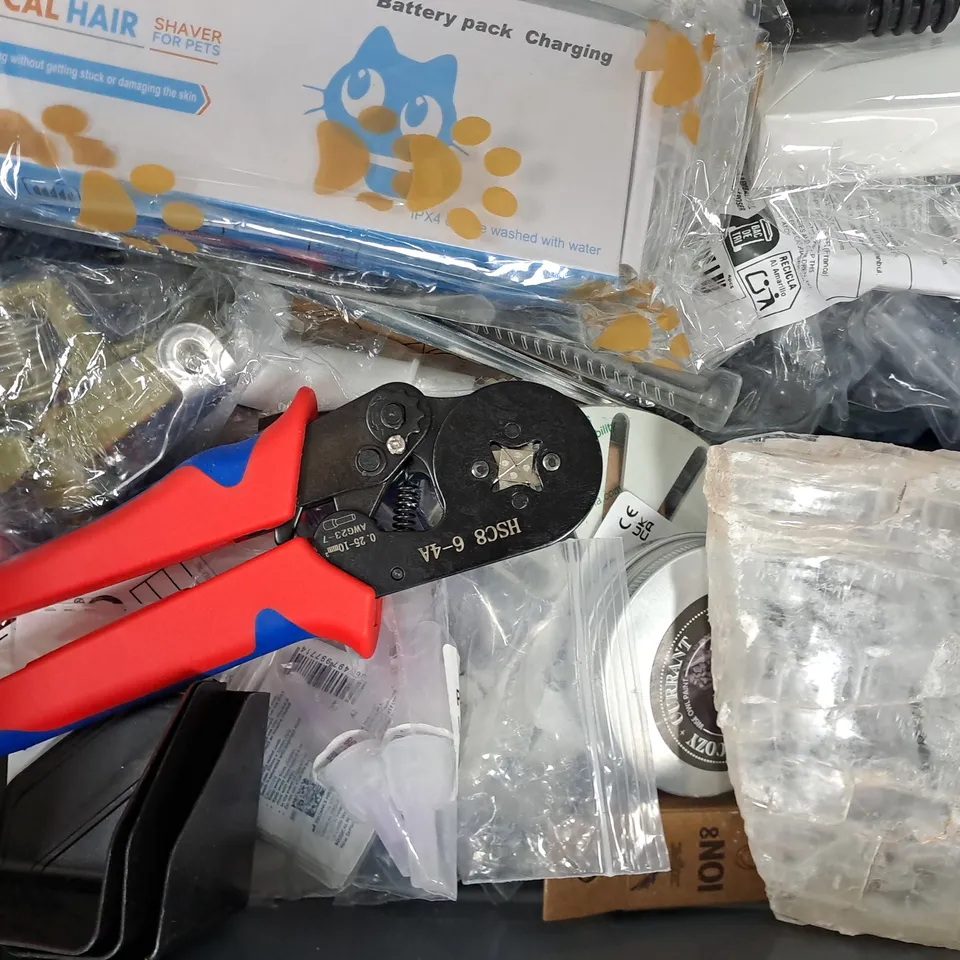 APPROXIMATELY 10 ASSORTED HOUSEHOLD ITEMS TO INCLUDE GINA K PHOTOPOLYMER STAMPS, ETC