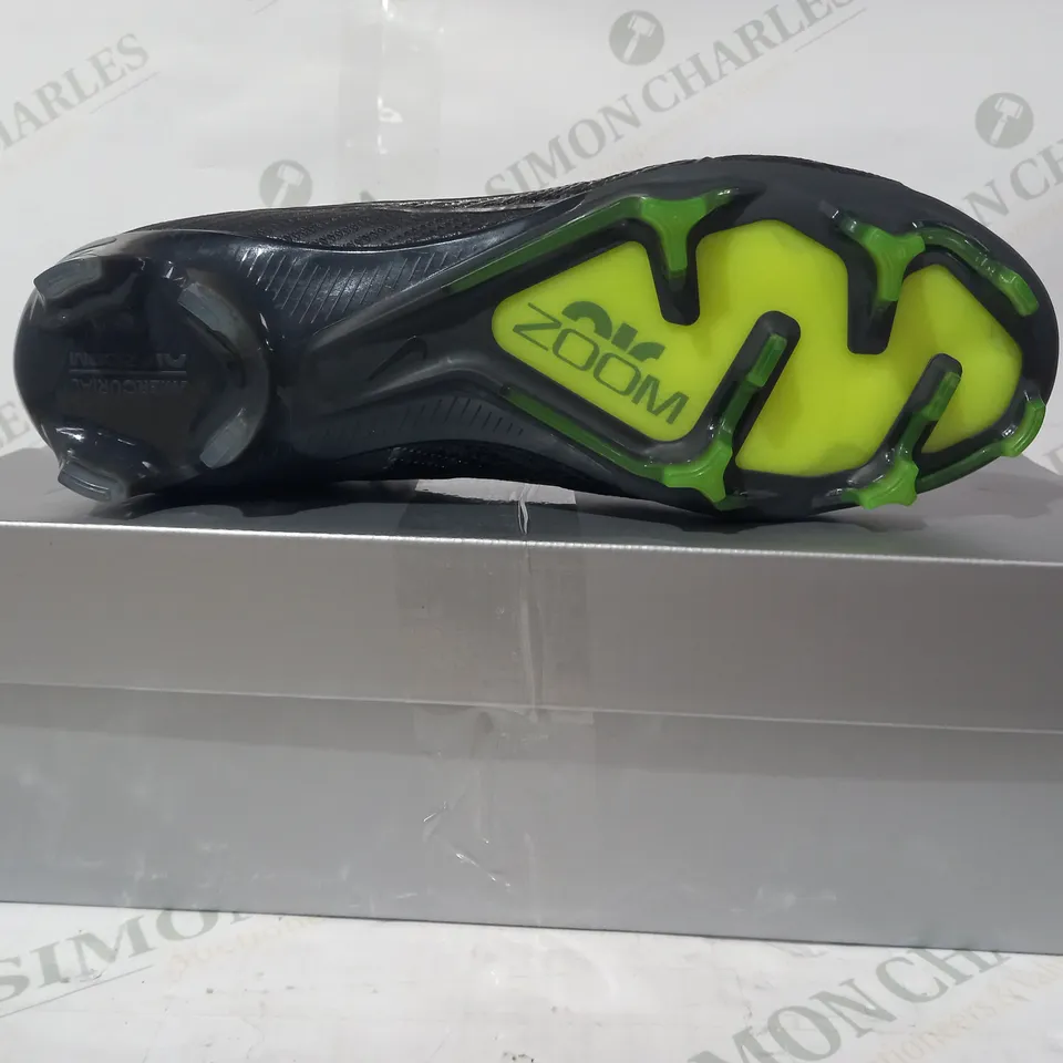 BOXED PAIR OF NIKE PHANTOM GX ELITE FOOTBALL BOOTS IN GREY/GREEN UK 8