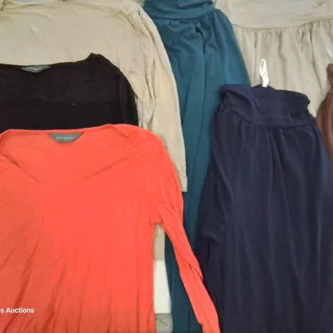 LARGE QUANTITY OF ASSORTED CLOTHING ITEMS TO INCLUDE KIM & CO AND RUTH LANGSFORD