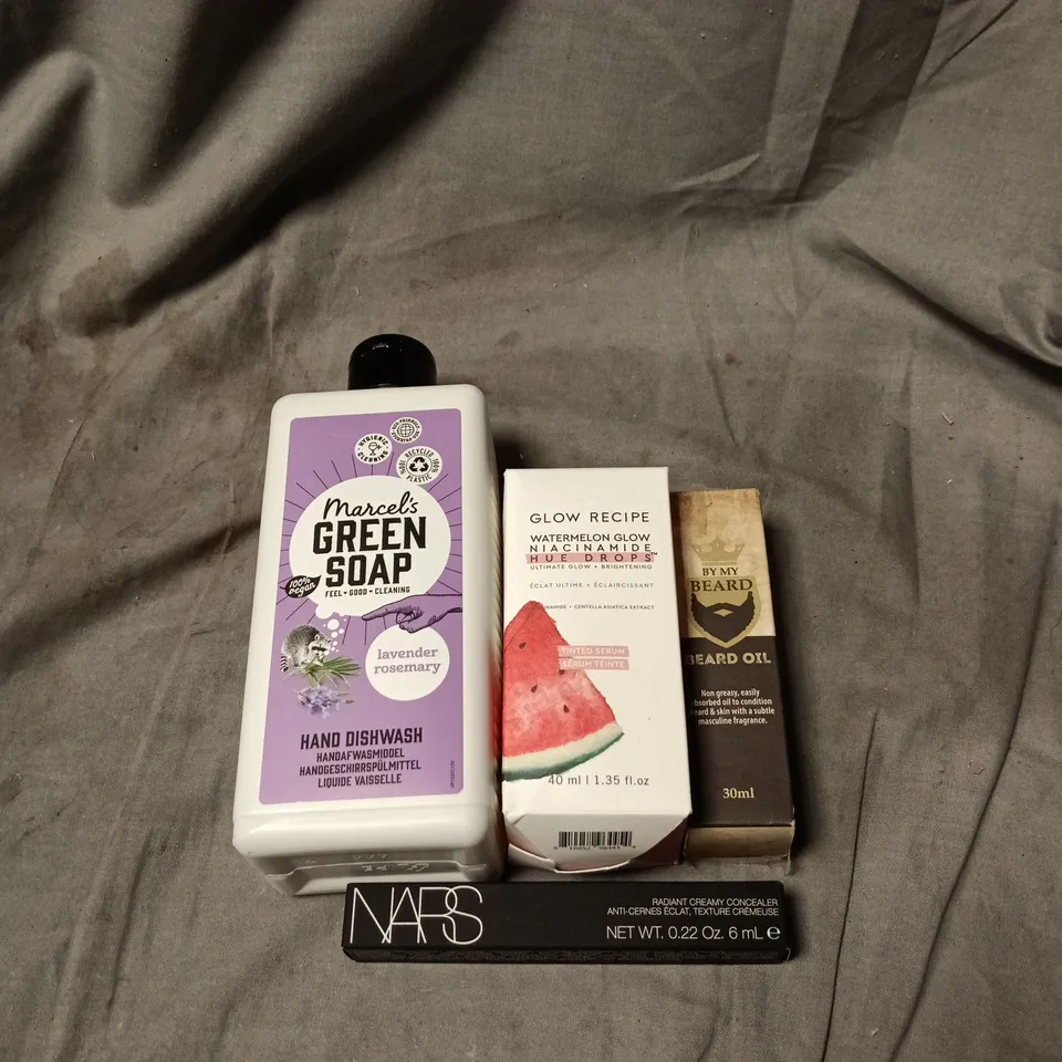 APPROXIMATELY 20 X ASSORTED COSMETIC ITEMS TO INCLUDE MARCELS GREEN SOAP, GLOW RECIPE WATERMELON GLOW HUE DROPS, BEARD OIL, NARS RADIANT CREAM CONCEALER ETC
