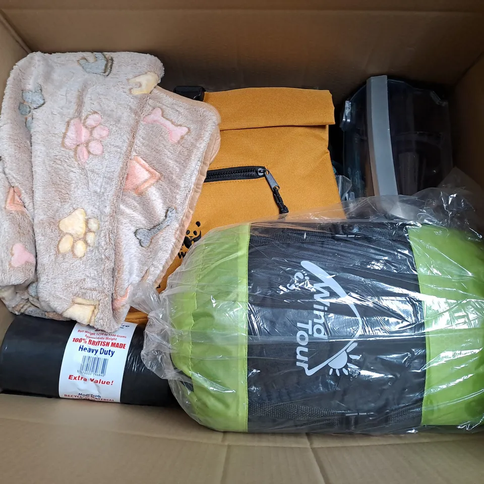 BOX OF APROXIMATELY 12 ASSORTED HOUSEHOLD ITEMS TO INCLUDE BAGS , TRAVEL LIGHTS , WALLPAPER , ETC 
