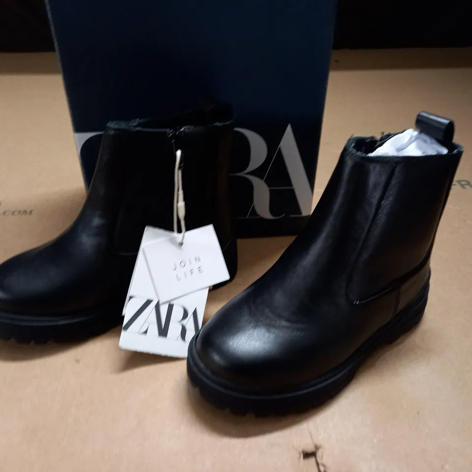 BOXED PAIR OF ZARA BLACK LEATHER KIDS BOOTS - UK 6.5