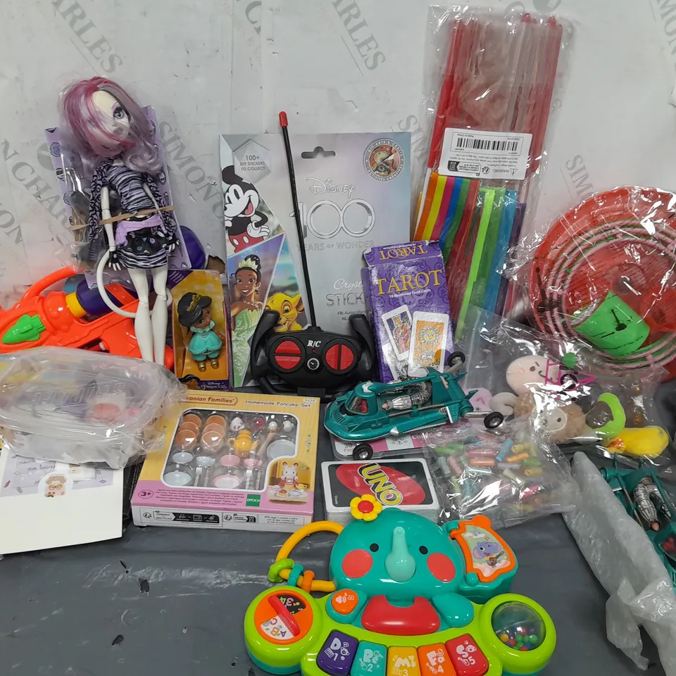 APPROXIMATELY 20 ASSORTED TOYS & GAMES PRODUCTS TO INCLUDE UNO CARD GAME, CORGI CARS 327 M.G.B G.T. TOY CAR, DOLLS, ETC