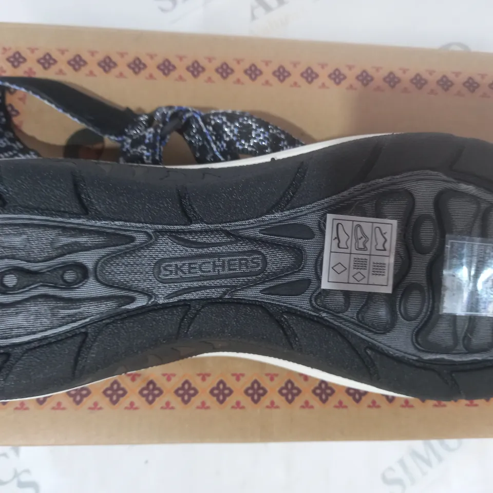 BOXED PAIR OF SKECHERS OPEN TOE STRAPPY SANDALS SIZE 7