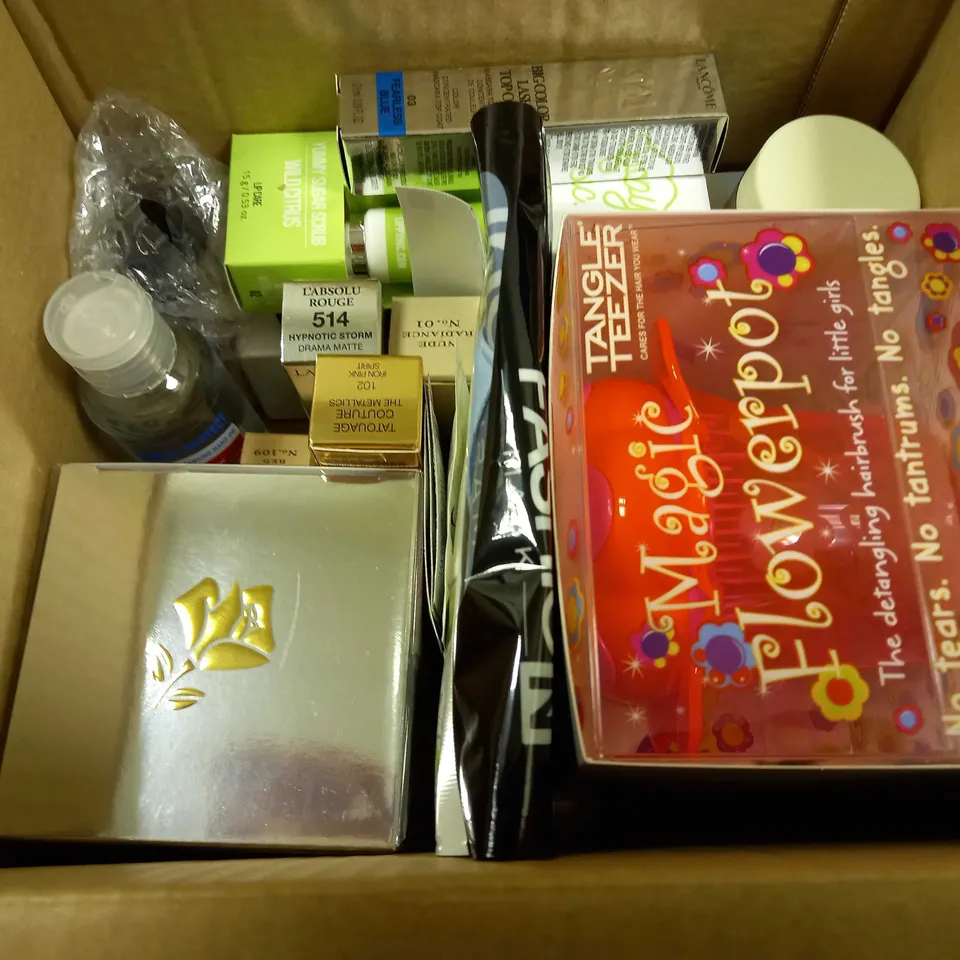 BOX OF APPROX 20 ASSORTED HEALTH & BEAUTY ITEMS TO INCLUDE - LANCOME ENERGIE DE VIE - BURBERRY FRESH GLOW - YSL TATOUAGE CONTURE ECT 