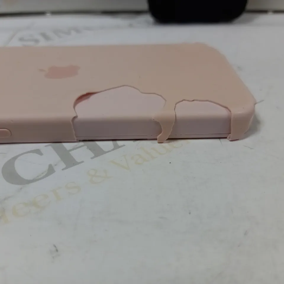 BOX OF APPROX 10 APPLE ITEMS TO INCLUDE PHONE CASE (MODEL UNKNOWN) AND APPLE WIRED IN EAR EARPHONES