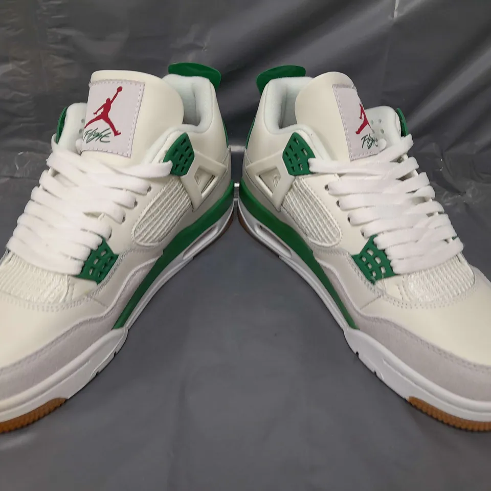 BOXED PAIR OF NIKE AIR JORDAN 4 RETRO SHOES IN SAIL/WHITE/GREEN UK SIZE 8
