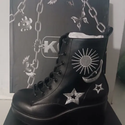 BOXED KOI ASTRO SILVER STAR & MOON CHUNKY BOOTS – UK4,