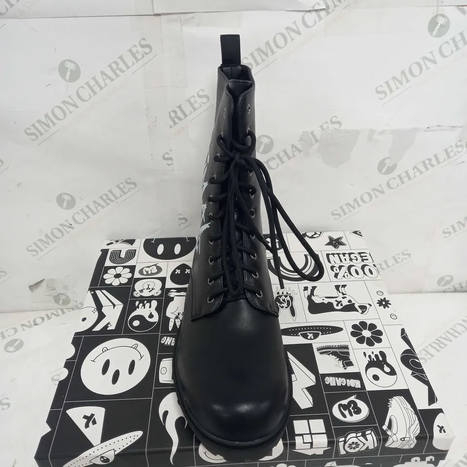 BOXED PAIR OF KOI FOOTWEAR THE STATEMENT ANIMAL FREE MENS MILITARY BOOTS - SIZE 9