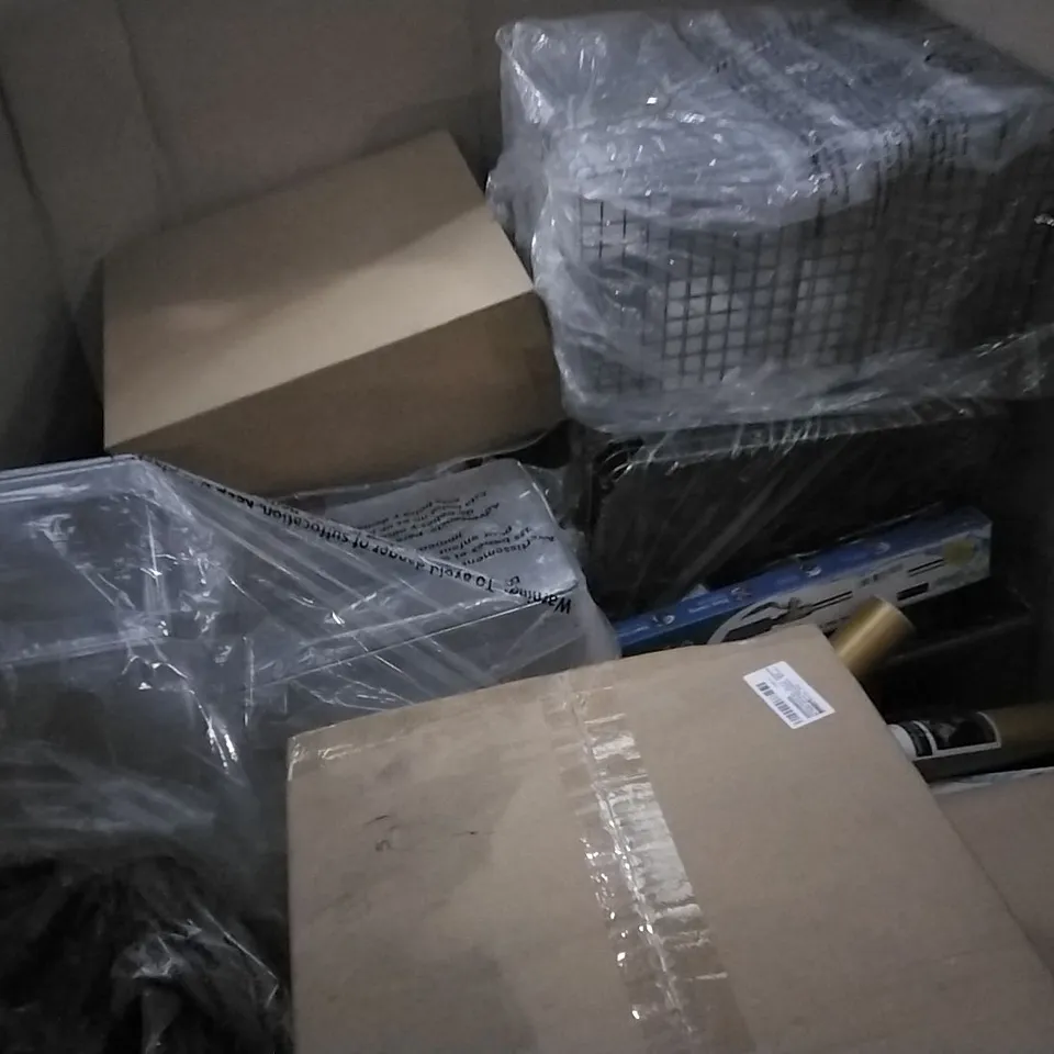 PALLET OF ASSORTED ITEMS INCLUDING GLOBAL WALKABOUT SCRATCH MAP, M DESIGN DEEP BIN WITH LID, M DESIGN KITCHEN SINK DISH DRAINER, M DESIGN HEARTED RUG, M DESIGN WIRE STORAGE BASKET 