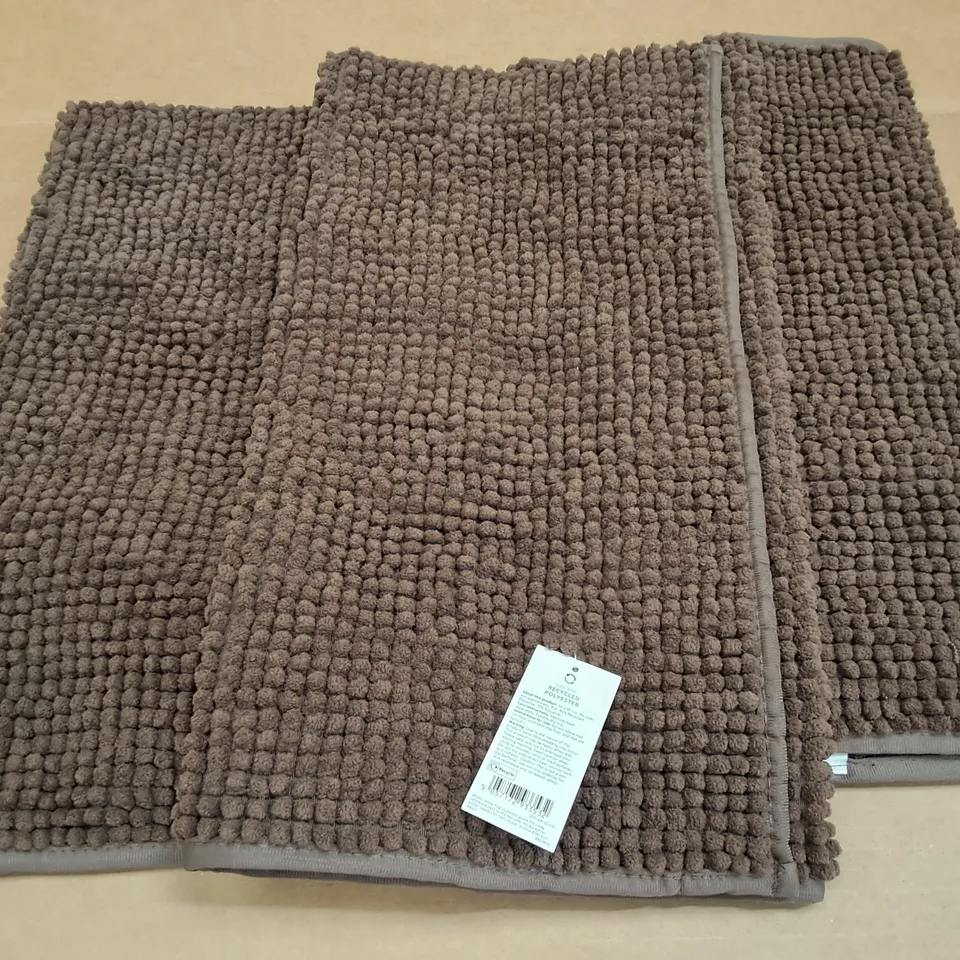 PALLET CONTAINING A LARGE QUANTITY OF BRAND NEW 50X80CM CHENILLE BATH MATS IN BROWN