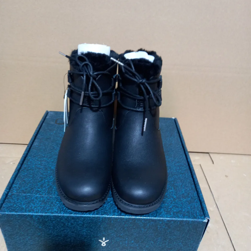 EMU AUSTRALIA BLACK LEATHER BOOTS - SIZE 6