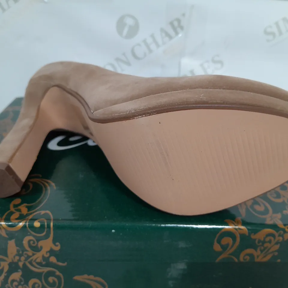 BOXED PAIR OF CLARAS CLOSED TOE THIN BLOCK HEELS IN CAMEL - SIZE 36