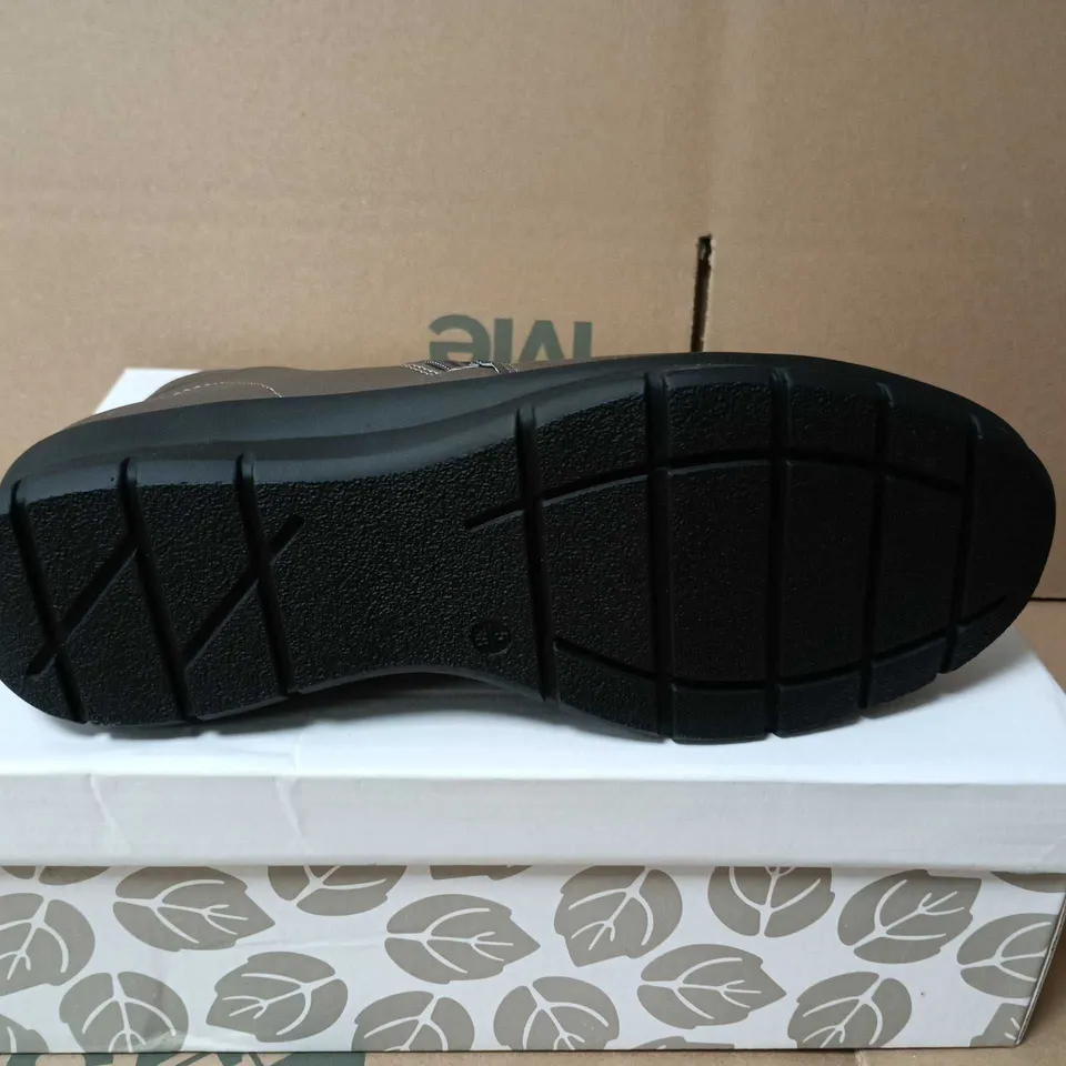 BOXED PAIR OF GREY METALLIC ANKLE BOOTS WITH SIDE ZIP - SIZE 5