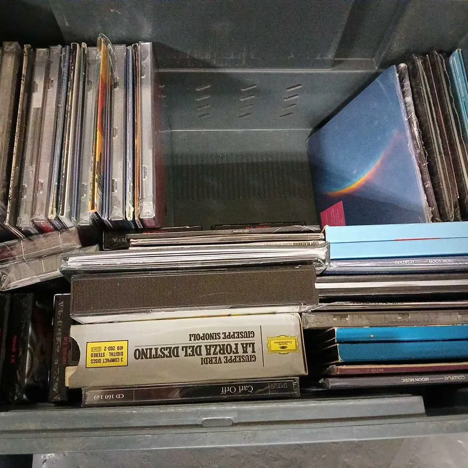 LOT OF APPROXIMATELY 30 ASSORTED CDS AND CASSETTES TO INCLUDE QUEEN, BOB MARLEY AND BEST OF THE 50'S