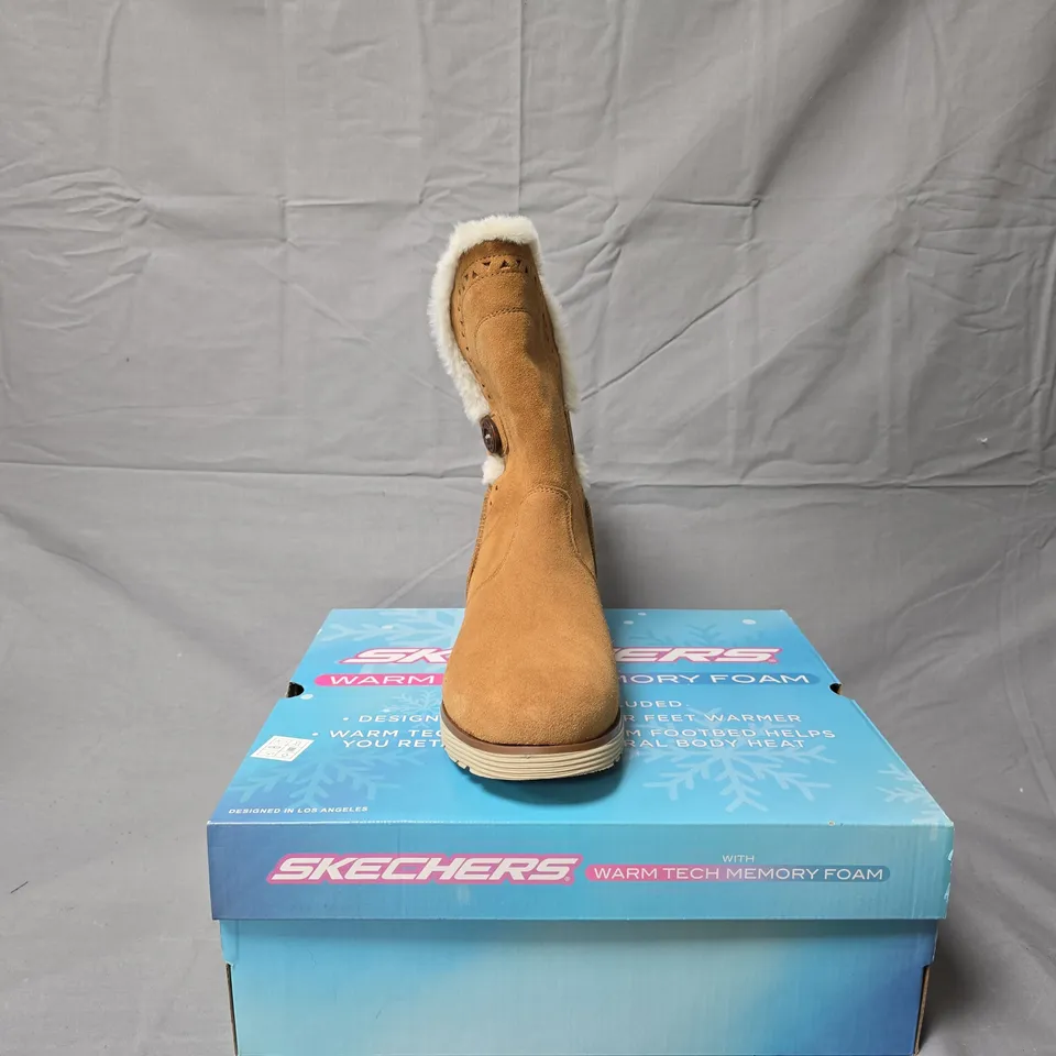 SKECHERS WOMEN'S TAN SUEDE BOOT WITH FAUX FUR TRIM (UK 6) – WARM TECH MEMORY FOAM