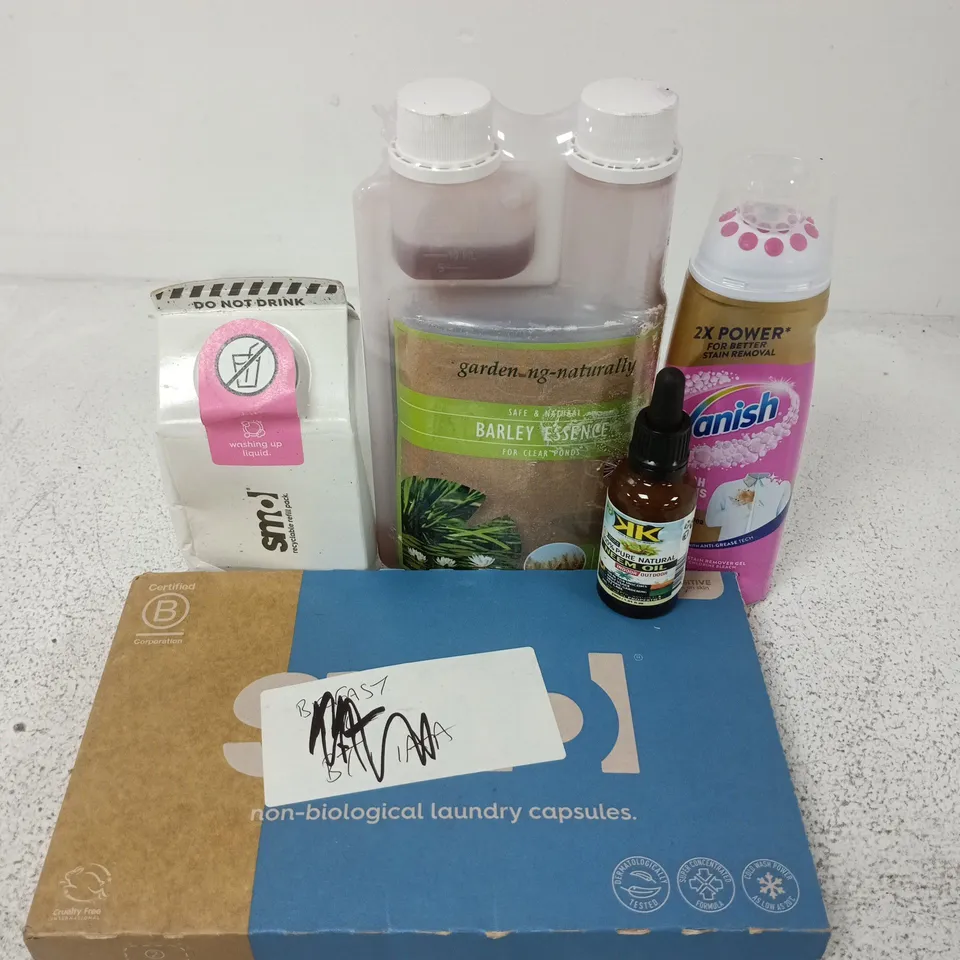 APPROXIMATELY 12 ASSORTED HOUSEHOLD LIQUID PRODUCTS TO INCLUDE SMOL WASHING UP LIQUID, BARLEY ESSENCE, VANISH TOUGH STAINS, ETC