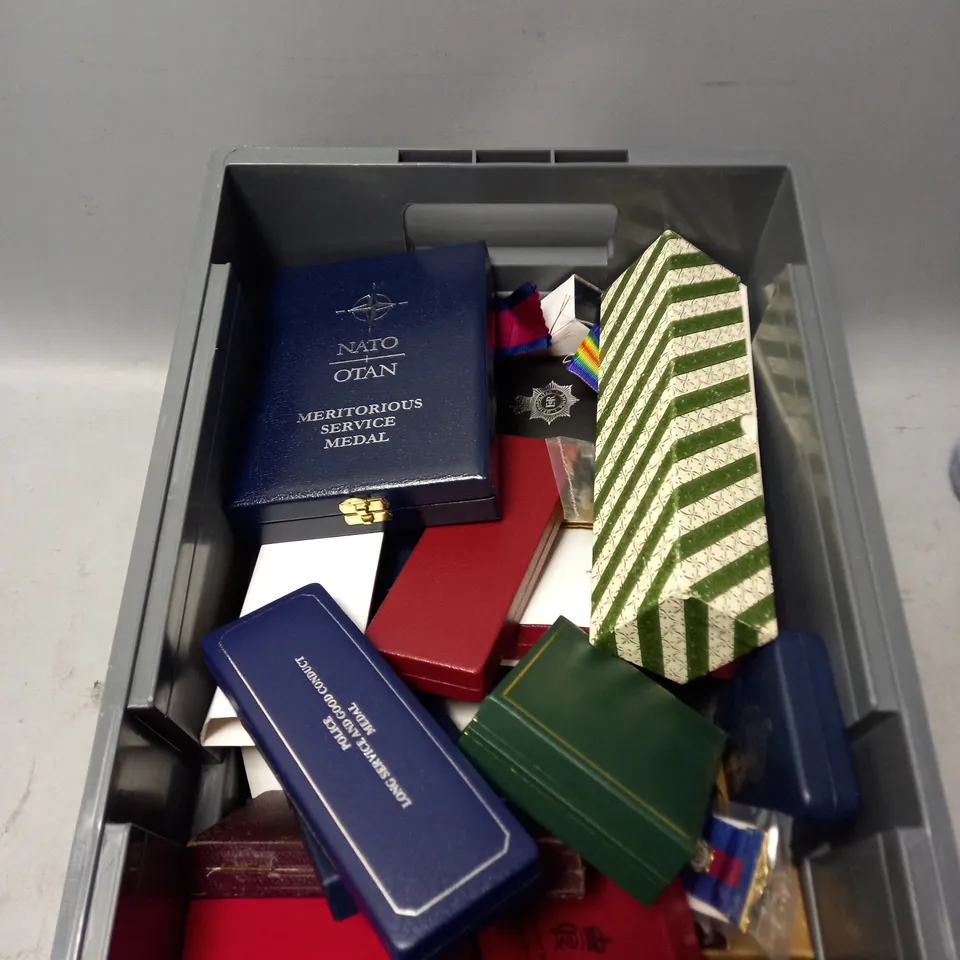 TOTE OF APPROX 30 ASSORTED WAR AND POLICE MEDALS 