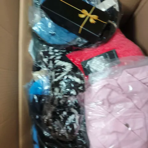 APPROXIMATELY 20 ASSORTED WOMENS CLOTHING ITEMS IN VARIOUS SIZES & STYLES 