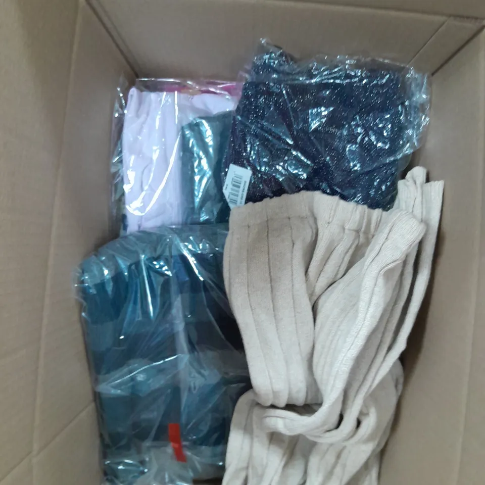 LOT OF APPROX 16 CLOTHING ITEMS IN VARIOUS STYLES, COLOURS AND SIZES 