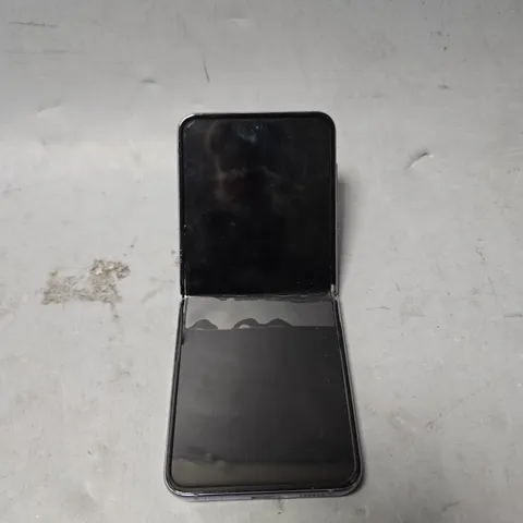 SAMSUNG GALAXY Z FLIP 4 SMARTPHONE IN PURPLE
