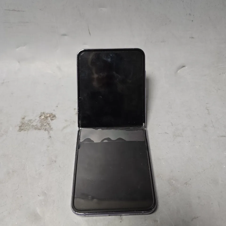 SAMSUNG GALAXY Z FLIP 4 SMARTPHONE IN PURPLE