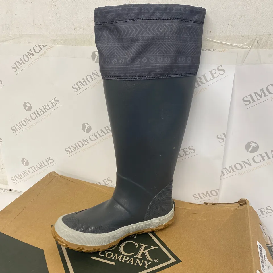 BOXED PAIR OF MUCK BOOT COMPANY RAIN BOOTS SIZE 4