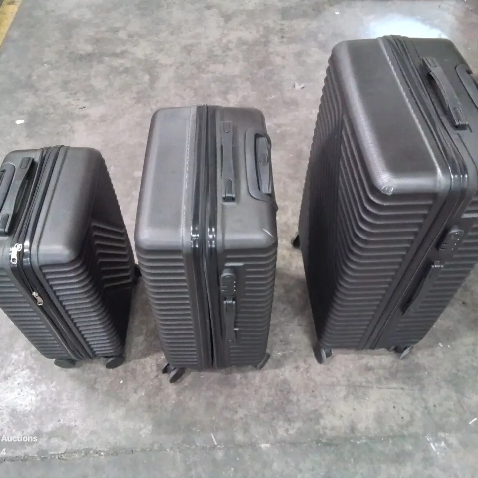 LARGE UNBRANDED SET OF TRAVEL SUITCASES ON WHEELS IN BLACK