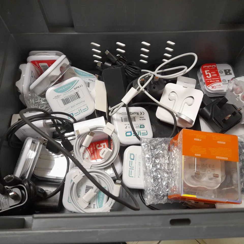 LOT OF APPROX 15 ASSORTED ITEMS TO INCLUDE-EARPHONES-USB CABLE-LIGHTNING CABLES