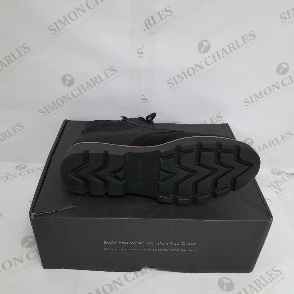 VIONIC LARSON LACE UP BOOT SIZE 8