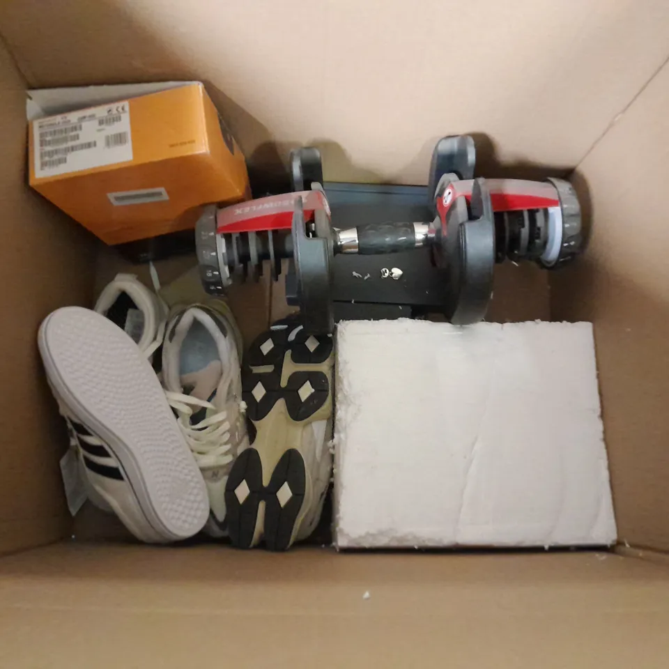 LOT OF ASSORTED ITEMS TO INCLUDE SANDISK FLASH DRIVE BODY WASHES, TABLET CASES AND HORSE ORNAMENT