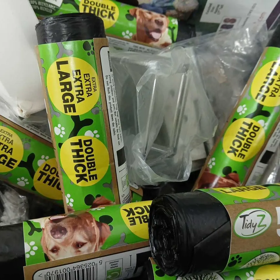 BOX OF APPROXIMATELY 15 ASSORTED ITEMS TO INCLUDE - CRYSTAL PAPER WEIGHT , DOGGY BAGS , KEY RING ETC