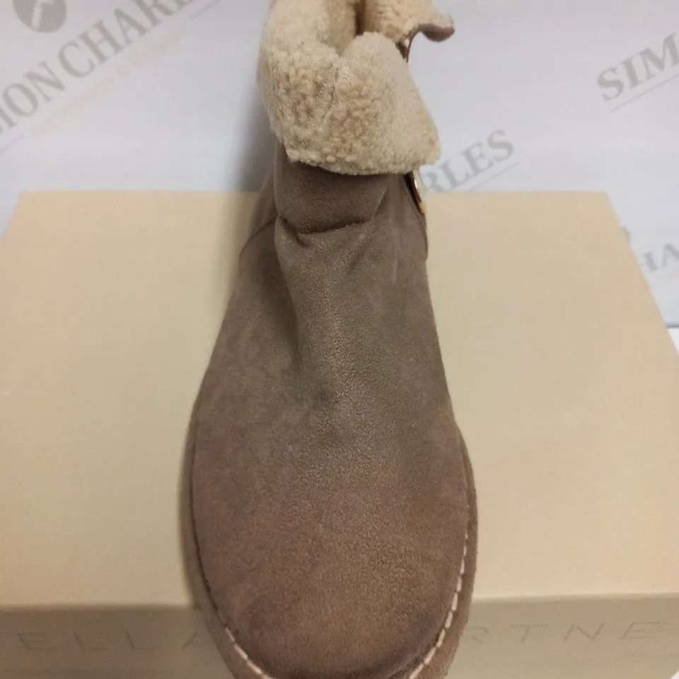 BOXED PAIR OF STELLA MCCARTNEY KICKAPOO LOW BOOT PEBBLE SIZE 38
