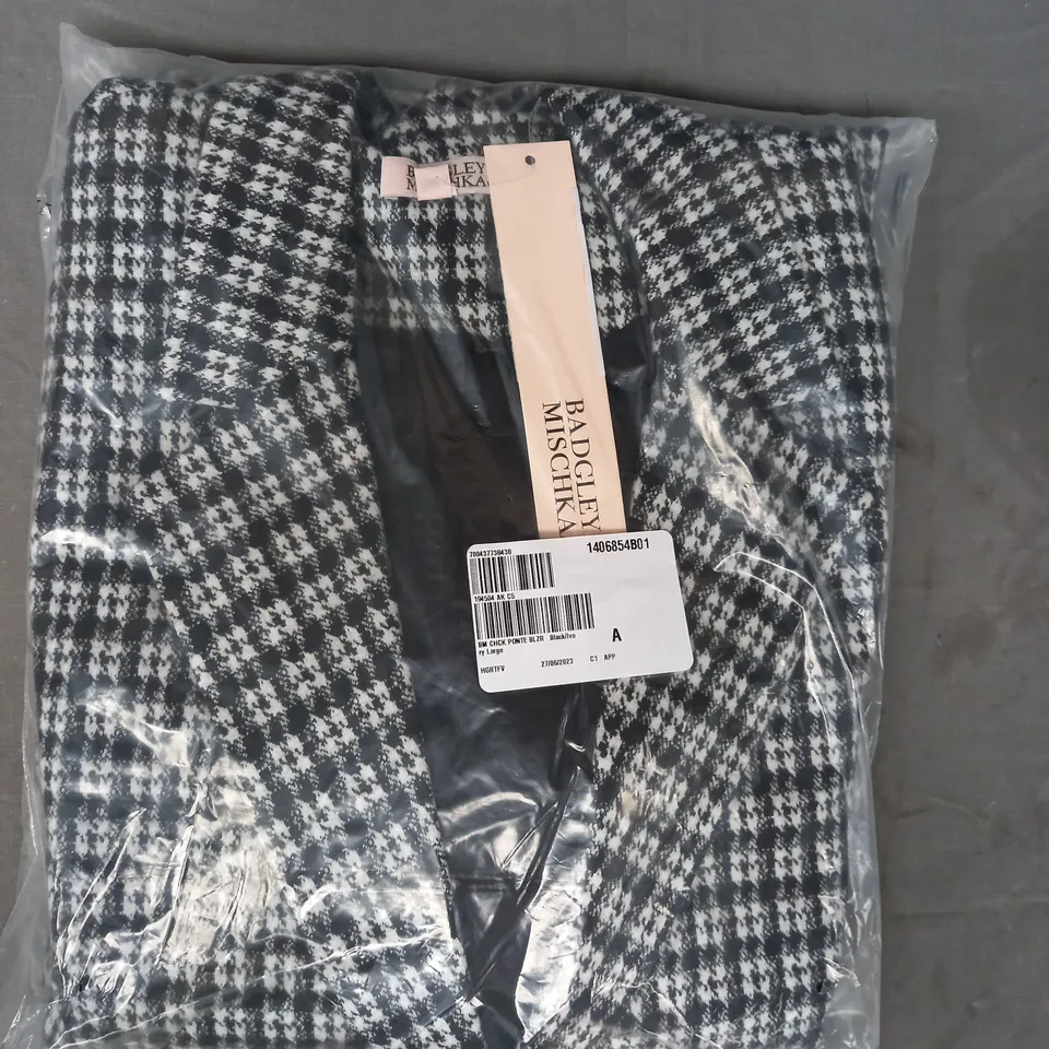 BADGLEY CHECK BLAZER IN BLACK/IVORY SIZE LARGE
