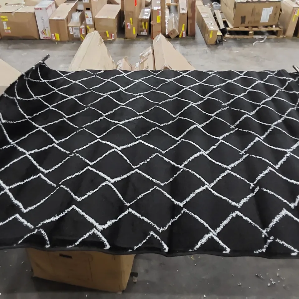 ZIGZAG NOIR DIAMOND PATTERN RUG - BLACK // SIZE: 120 X 160cm