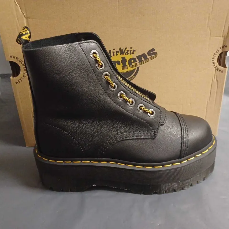 BOXED PAIR OF DR MARTENS AIR WAIR SINCLAIR MAX BOOTS IN BLACK - UK 8