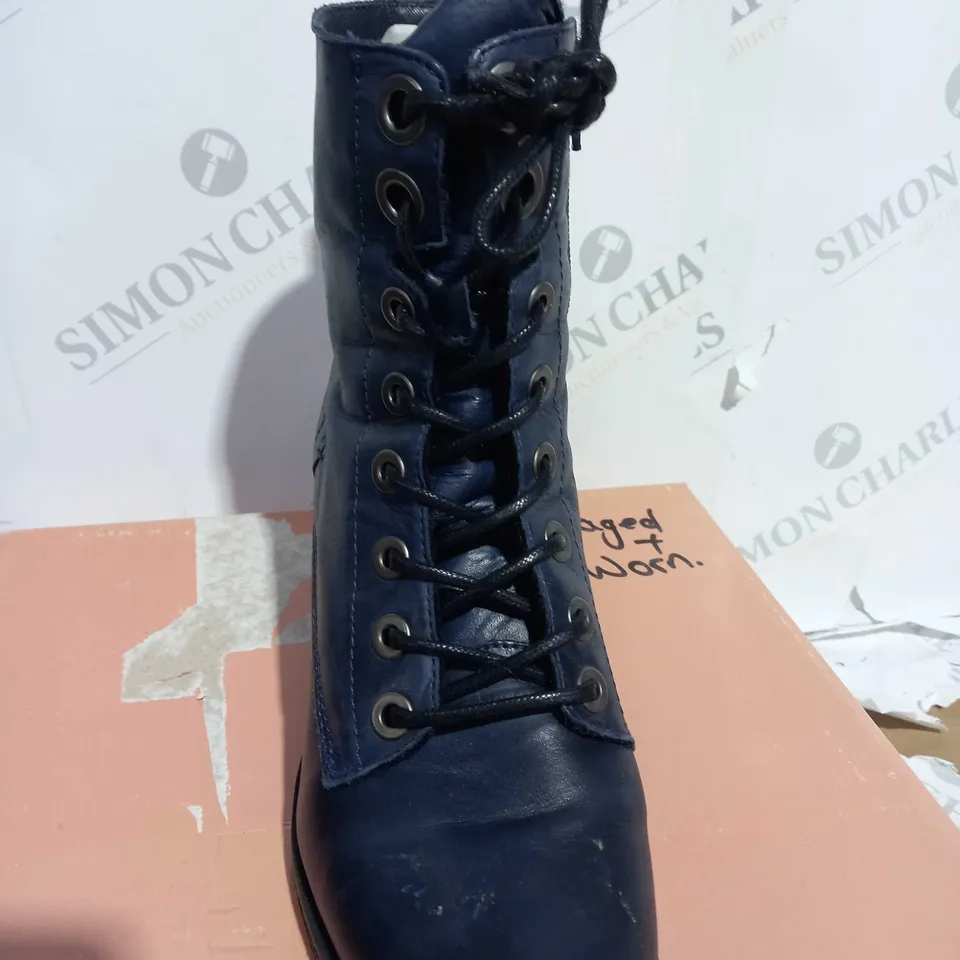 BOXED PAIR OF MODA IN PELLE BEZZIE BOOTS IN NAVY SIZE 6