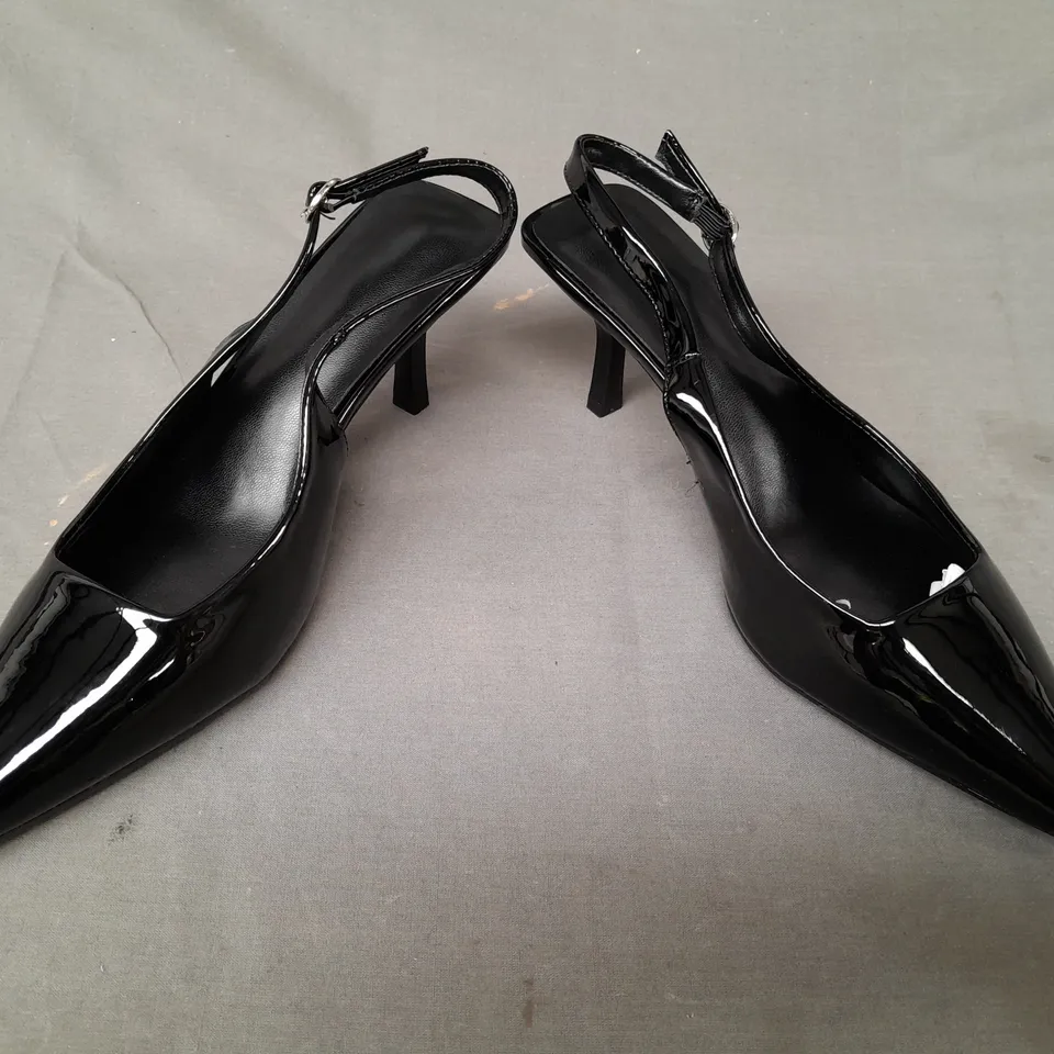 BOXED PAIR OF DESIGNER POINTED TOE MID HEEL SHOES IN GLOSSY BLACK EU SIZE 39