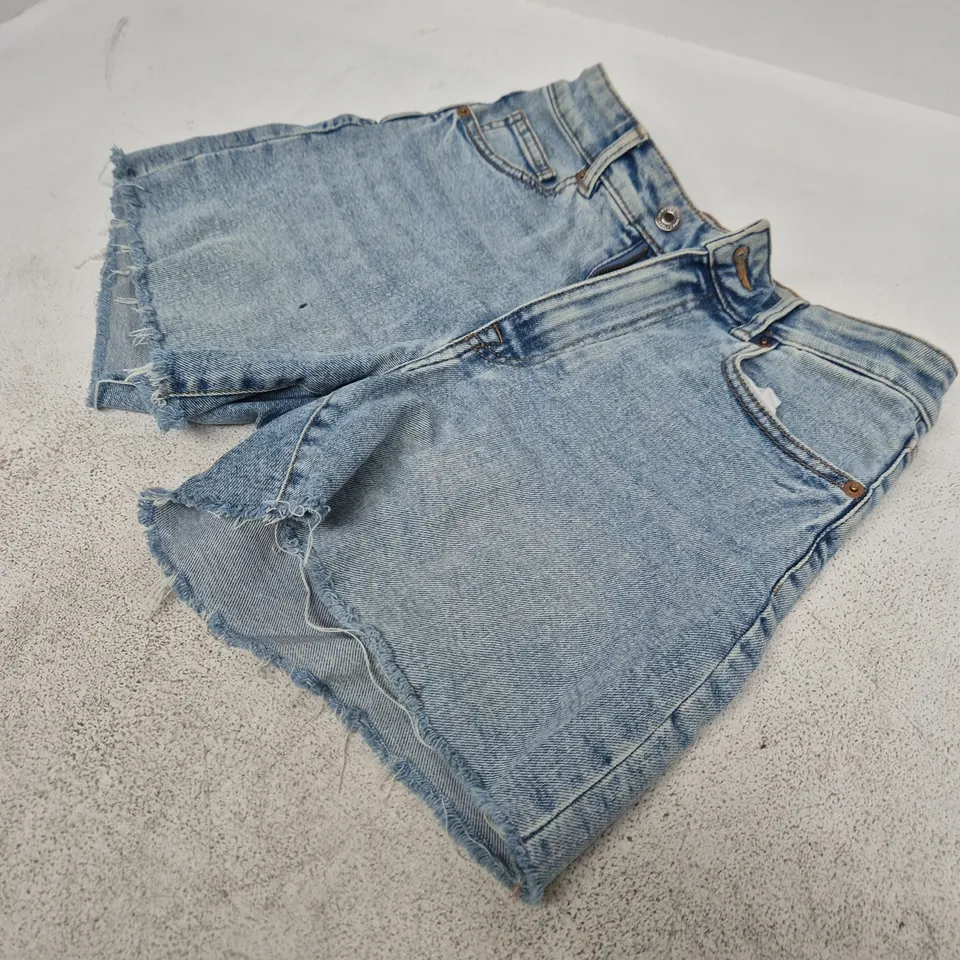 H&M DENIM CUT-OFF SHORTS – LIGHT WASH, UK 10 (EU 38)