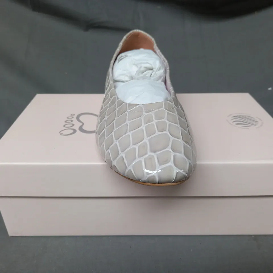 BOXED PAIR OF SOLEBLISS SLIP-ON SHOES IN PALE GREY CROC EU SIZE 37