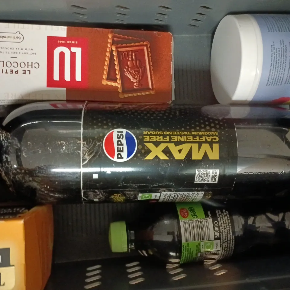 APPROXIMATELY 8 ASSORTED FOOD AND DRINK ITEMS TO INCLUDE TONY'S CHOCOLATE, SANPELLEGRINO, ETC