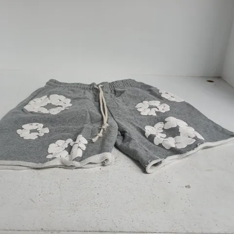 DENIM TEARS GREY SHORTS WITH WHITE FLORAL PRINT – SIZE M