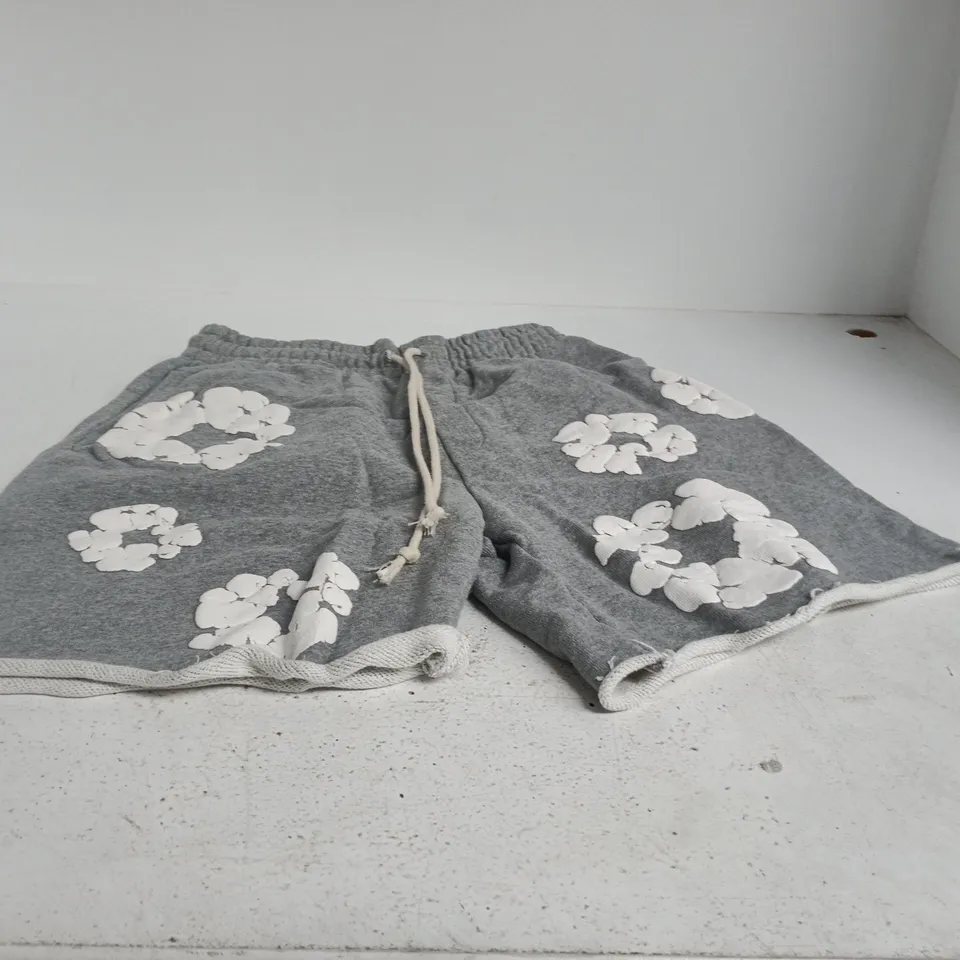 DENIM TEARS GREY SHORTS WITH WHITE FLORAL PRINT – SIZE M