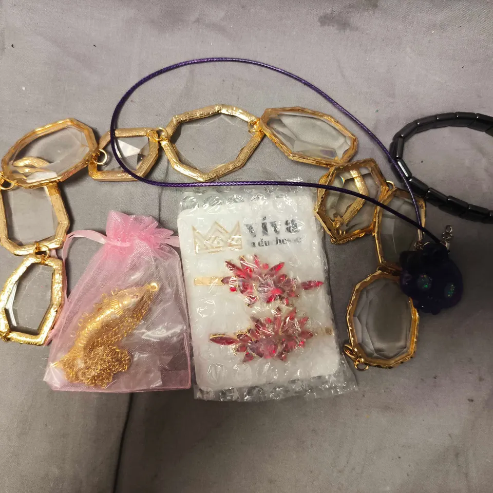 APPROXIMATELY 20 ASSORTED JEWELLERY ITEMS IN VARIOUS STYLES TO INCLUDE BRACELETS, NECKLACES, ETC