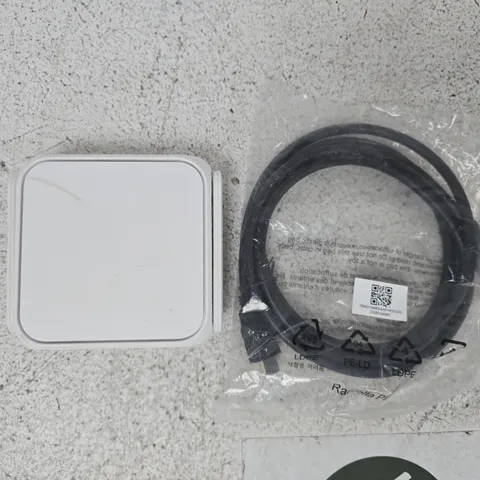 APPROXIMATELY 5 ASSORTED HOUSEHOLD ELECTRIC ITEMS TO INCLUDE VARIOUS CABLES AND PLUGS, ETC