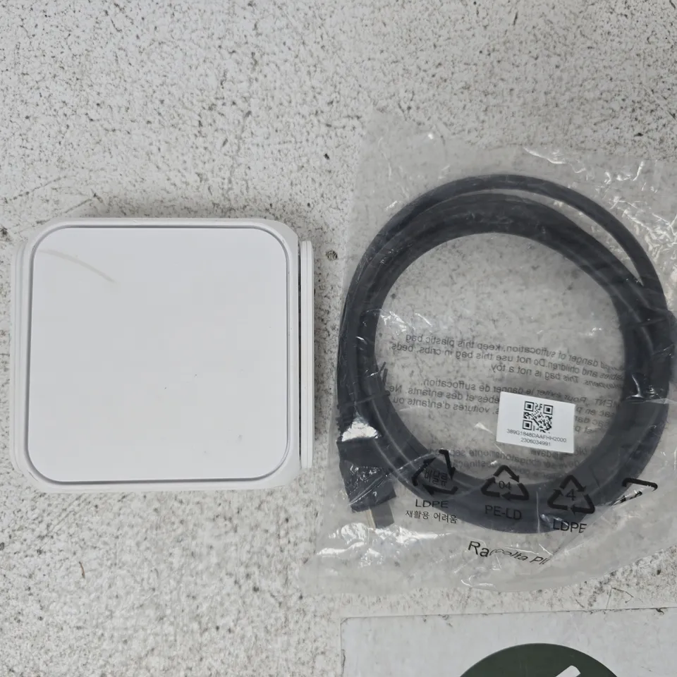 APPROXIMATELY 5 ASSORTED HOUSEHOLD ELECTRIC ITEMS TO INCLUDE VARIOUS CABLES AND PLUGS, ETC